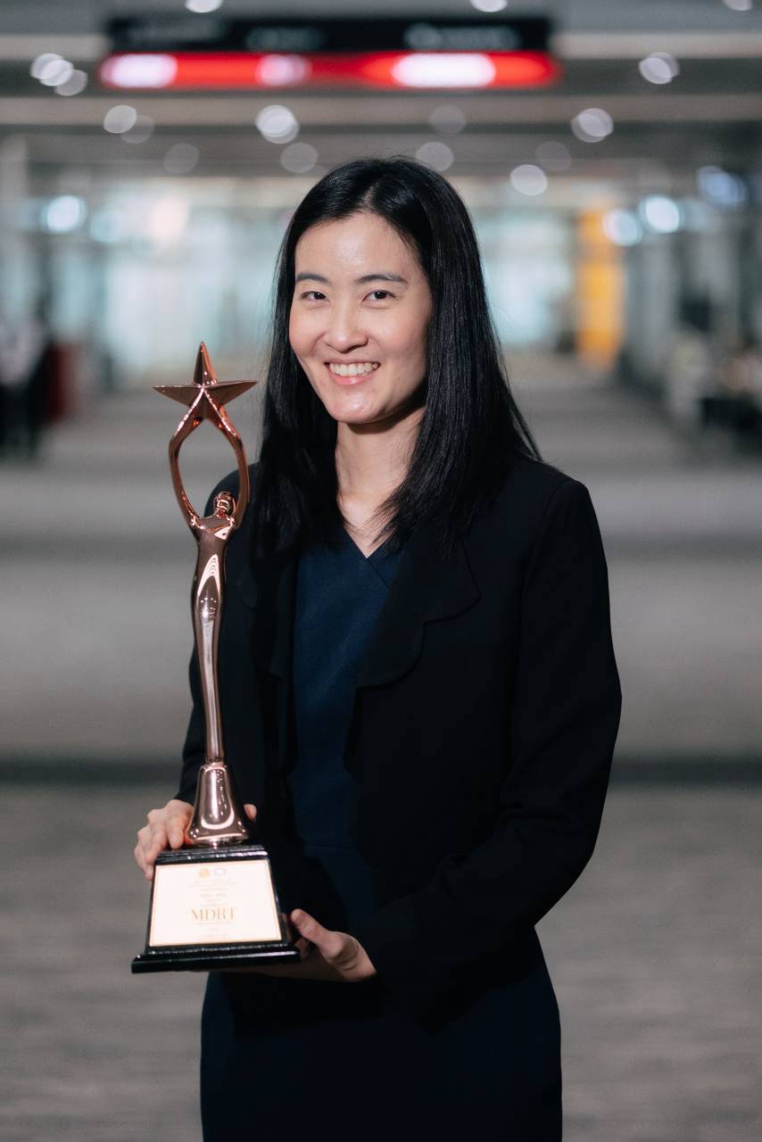 ฝ้ายรับถ้วยรางวัล MDRT